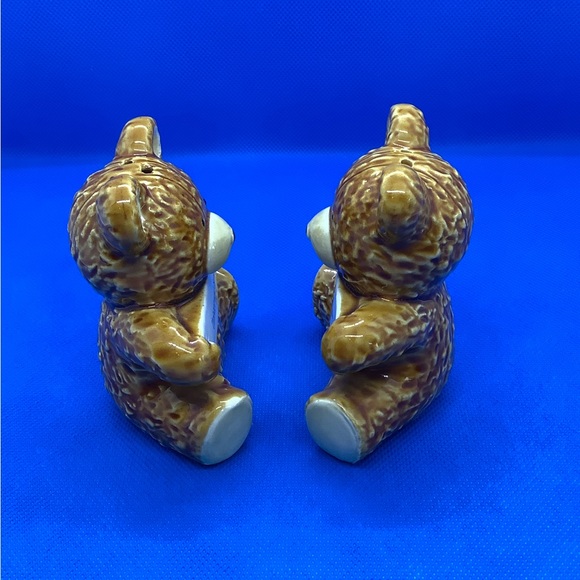 Universal Studios Bear Salt & Pepper Shakers - Picture 3 of 7